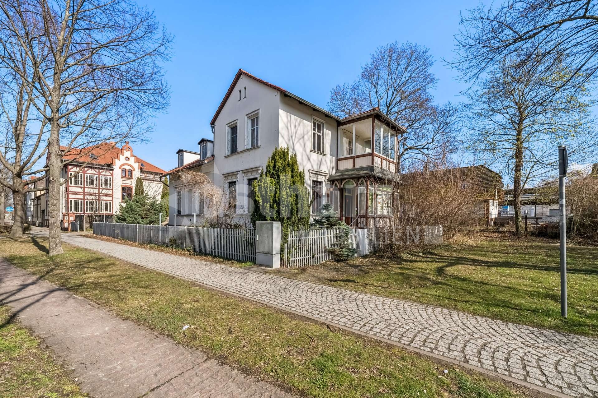 Freistehendes Wohn- und Geschäftshaus mit 2 Wohnungen und einer Gewerbeeinheit, 06484 Quedlinburg, Mehrfamilienhaus zum Kauf
