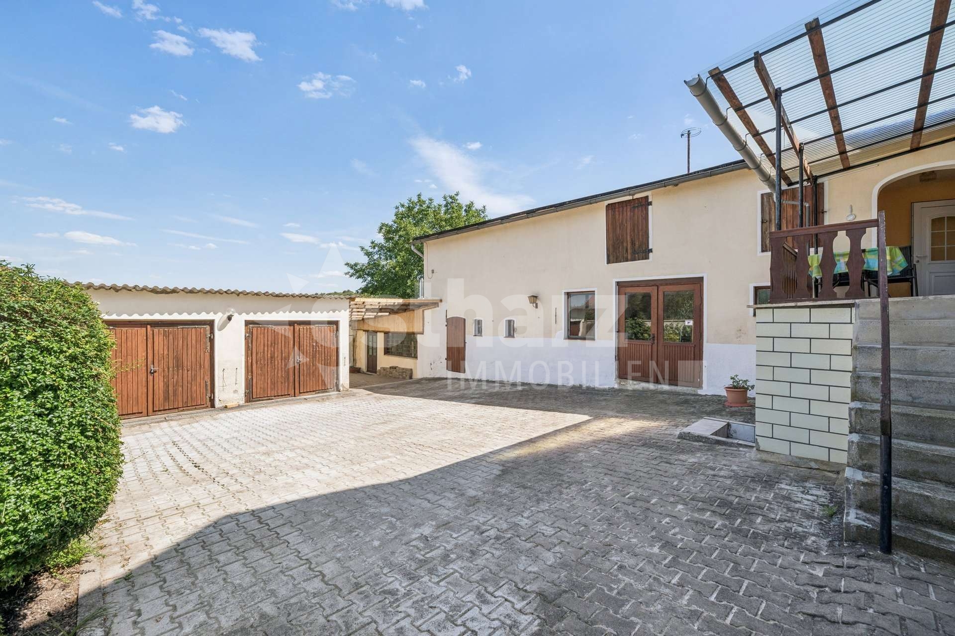 https://www.ostharz-immobilien.de/wp-content/uploads/immomakler/attachments/f64b8e6c7a25dbd17bc9bf0647ec87ed/5718140-6Km3JcNBVw95DiYXfUBM7NtF-626126-A-backbonephoto-028_WEB.jpg